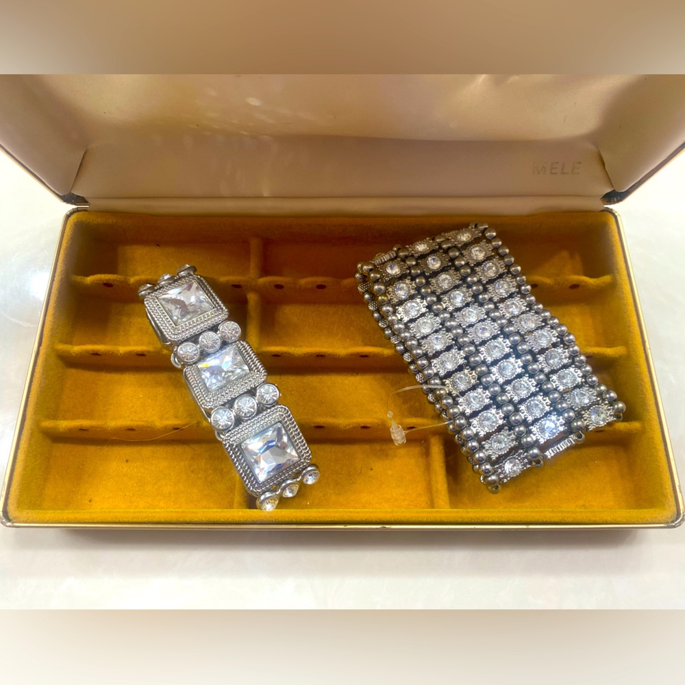 Stretch costume bracelets with earring holder case